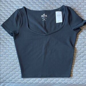 Hollister Women's Black ribbed crop tee